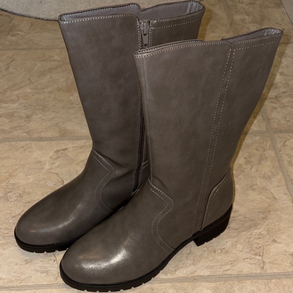 Dream Pairs Shoes - Dream Pairs size 9  Women's Grey Heeled Riding style Boots